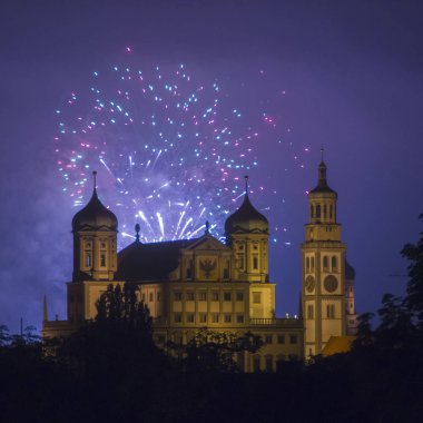 Renkli havai fişek ışıklı Augsburg Belediye Binası içinde görünüm
