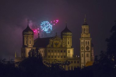 Renkli havai fişek ışıklı Augsburg Belediye Binası içinde görünüm