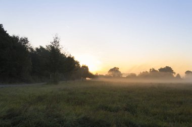 Sabah sis doğal görünümünü yaz alanında
