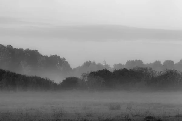 Vista Panoramica Della Nebbia Mattutina Sui Campi Autunnali — Foto Stock