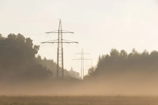 Вид Ранкового Туману Полі Лініями Електропередач — стокове фото