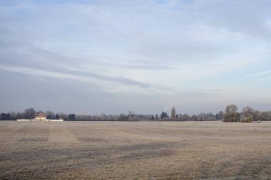 Çayırlar ve çalılar Siebenbrunn Augsburg yakınındaki eski köşkte önünde Frost kaplı