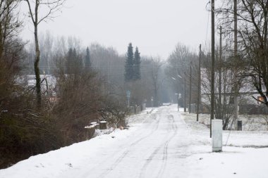 Augsburg yakınlarındaki Siebenbrunn kışın karla kaplı köy sokak 
