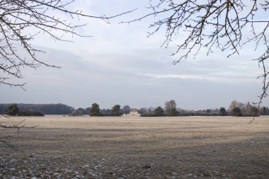 Çayırlar ve çalılar Siebenbrunn Augsburg yakınındaki eski köşkte önünde Frost kaplı