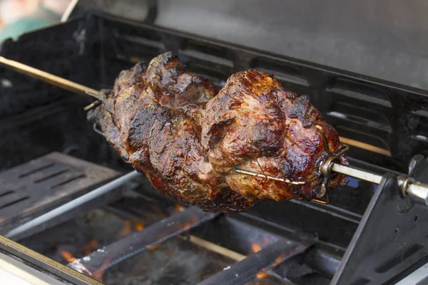 Carne Maiale Arrosto Croccante Sullo Spiedo Sulla Griglia Gas — Foto Stock