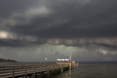 Fırtına atmosferi ile gökyüzünün önünde Bavyera Ammersee tekne lansmanı