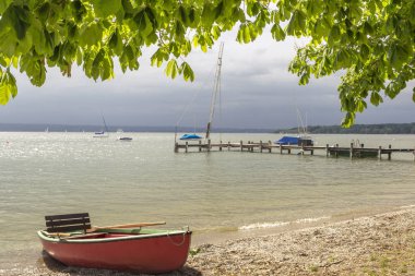 Fırtına ruh hali ile gökyüzünün önünde Bavyera Ammersee üzerinde Yelkenli