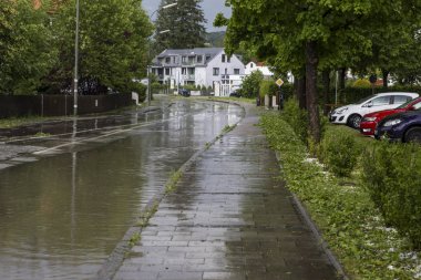 Bavyera'da Ammersee'de dolu fırtınası ile şiddetli fırtınanın ardından sular altında kalan sokak