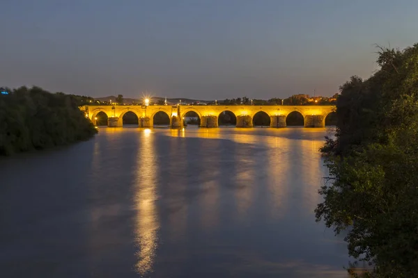 Mavi Saat Aydınlatma Ile Cordoba Guadalquivir Üzerinde Tarihi Roma Köprüsü — Stok fotoğraf