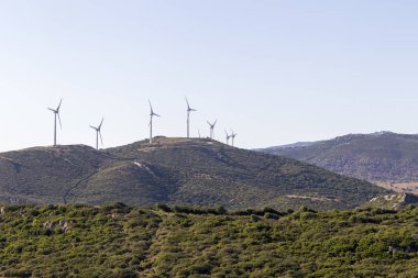 Cebelitarık yakınlarındaki İspanyol sahilinde rüzgar türbinleri