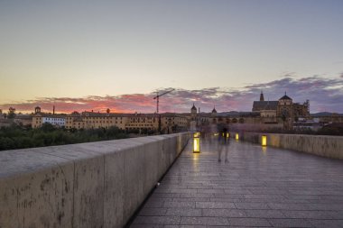 Roma köprüsünün üzerinden Cordoba 'ya akşam manzarası