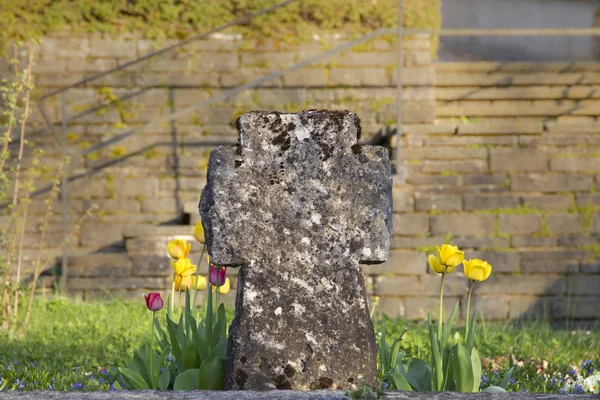 Cruce Piedra Teñida Con Tulipanes Cementerio —  Fotos de Stock