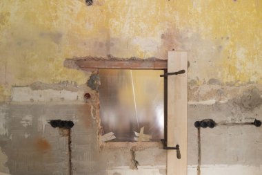 Duvarı aşmaya başlayan eski duvar, seçici odak