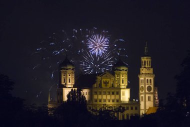 Işıklı Augsburg Belediye Binası üzerinde havai fişek