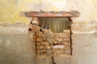 Duvarı aşmaya başlayan eski duvar, seçici odak