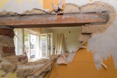 Duvarı aşmaya başlayan eski duvar, seçici odak