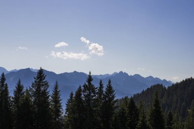 Bavyera Alplerinde Oberammergau yakınlarındaki dağ manzarası