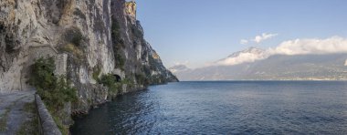 Garda Gölü ve dağların manzarası