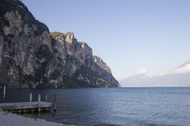 Garda Gölü ve dağların manzarası