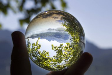 Alplere doğru Kochelsee üzerinden bak