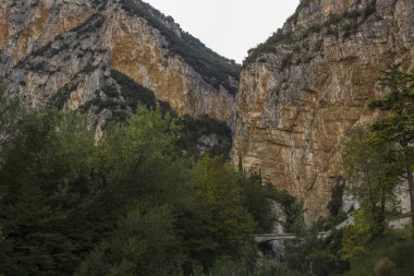 Garda Gölü kıyısındaki kaya duvarının manzarası