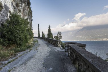 Garda Gölü kıyısındaki kaya duvarlarının manzarası