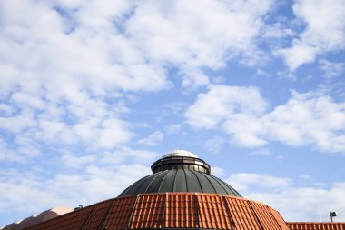 Eski yarısı yıkılmış su parkı