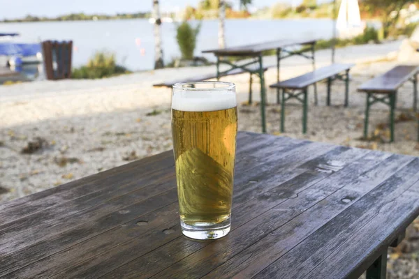 Fyllda Ölglas Ett Träbord — Stockfoto