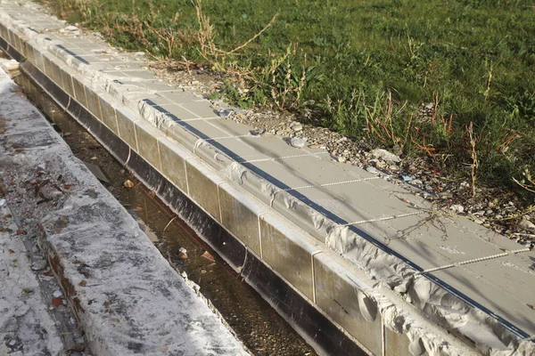 Alte Hälfte Des Abgerissenen Wasserparks — Stockfoto