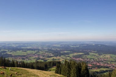 Bavyera Alplerinde Oberammergau yakınlarındaki dağ manzarası