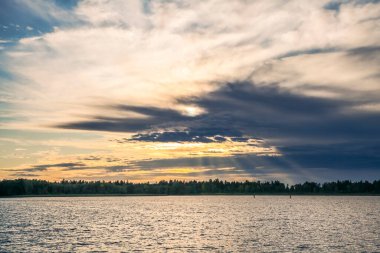 Akşamleyin gölde fırtınalı havada dramatik bulut oluşumları