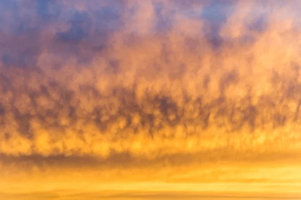 Ragyogó Naplemente Vörös Ragyogó Esti Felhőkkel — Stock Fotó