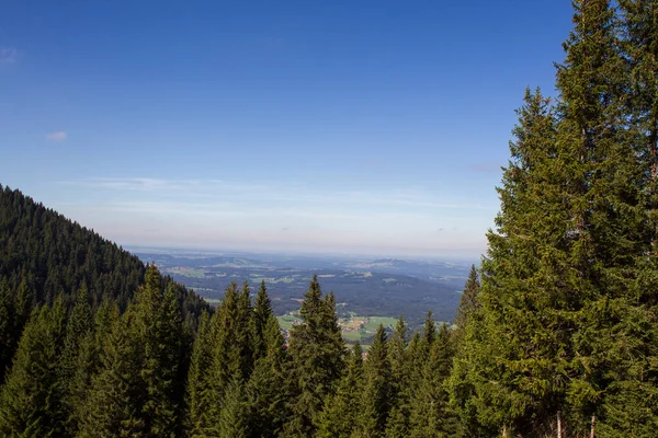Bavyera Alplerinde Oberammergau yakınlarındaki dağ manzarası