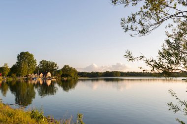 Gölün kıyısındaki kayıkhanede.