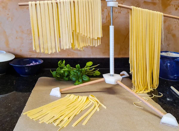 Pastas Hechas Mano Con Albahaca Soporte Pasta —  Fotos de Stock