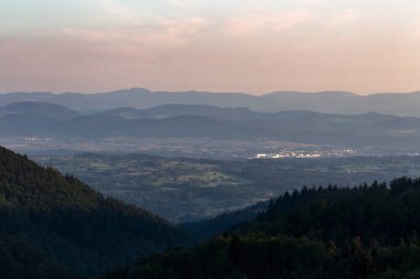 Günbatımında Gersbach yakınlarındaki Kara Orman dağlarından Wehratal üzerinden İsviçre Alplerine doğru Wehr şehrine doğru Panorama