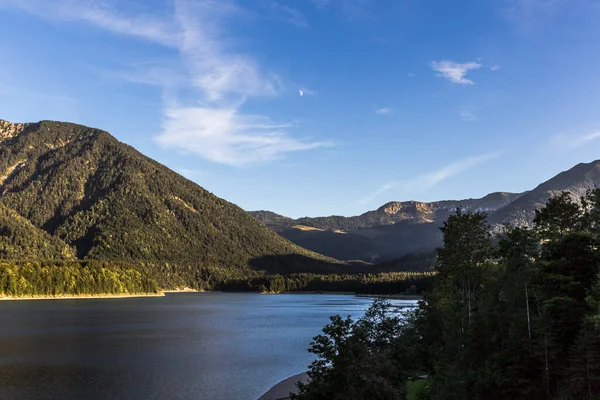 Vista Sobre Los Alpes Embalse Sylvenstein Una Soleada Noche Verano — Foto de Stock