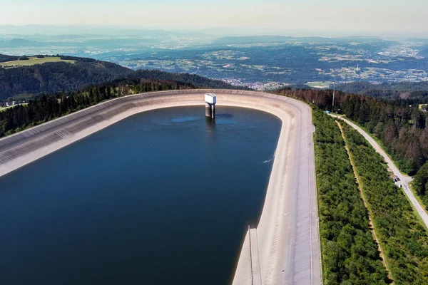 黒の森のホーンベルク付近の保水盆地の空中写真 — ストック写真