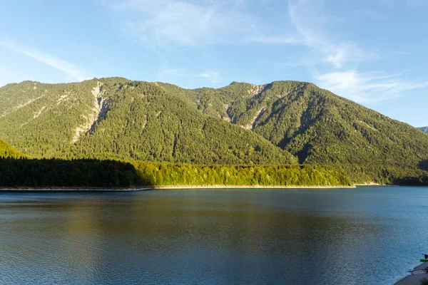 Θέα Πάνω Από Τις Άλπεις Και Sylvenstein Reservoir Ένα Ηλιόλουστο — Φωτογραφία Αρχείου