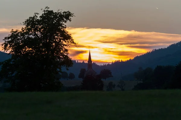 Matahari Terbenam Atas Desa Hofen Hutan Hitam Dengan Siluet Gereja — Stok Foto