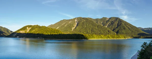 Θέα Πάνω Από Τις Άλπεις Και Sylvenstein Reservoir Ένα Ηλιόλουστο — Φωτογραφία Αρχείου