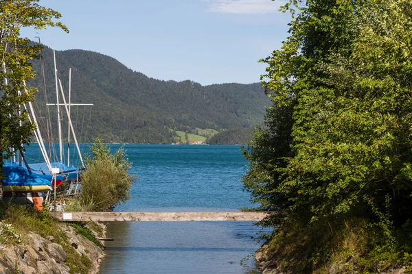 Widok Port Żaglówkami Walchensee Bawarii Słoneczny Dzień Lecie Błękitnym Niebem — Zdjęcie stockowe