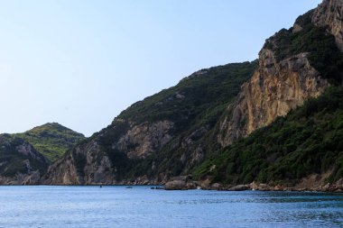 Agios Georgios yakınlarındaki kumsalda Korfu adasında mavi gökyüzünün altında