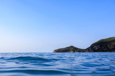 Agios Georgios yakınlarındaki kumsalda Korfu adasında mavi gökyüzünün altında