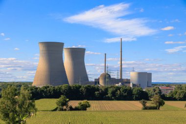 Toprakların arkasındaki Gundremmingen nükleer santralinin manzarası, Almanya, Gundremmingen, 31 Ağustos 2025