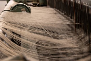 Umhausen, Tyrol, Avusturya yakınlarındaki bir tekstil atölyesinde yün ipliklerle geleneksel dokuma tezgahı, 19 Mart 2025