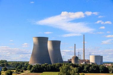 Gundremmingen nükleer santralinin soğutucu kuleleri ve bacaları, Almanya, Gundremmingen, 31 Ağustos 2025