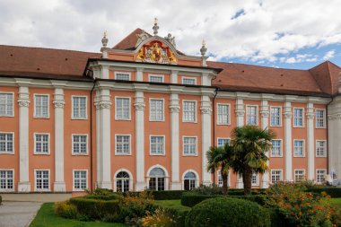 Almanya 'nın Constance Gölü üzerindeki Meersburg kasabasındaki Yeni Kale' nin Lakeside ve kale bahçesi.