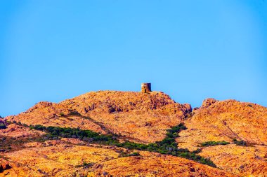 Kızıl kayalıklardaki Ceneviz kulesi Calanche di Piana Fransa, Korsika, Calanche di Piana, 19 Haziran 2025