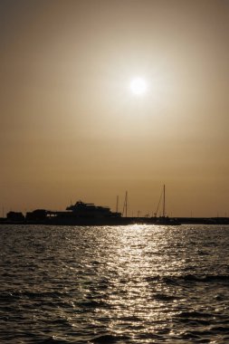 Akdeniz, Paphos, Kıbrıs, 23.11.2024 tarihli yat ve yelkenlilerle gün batımında liman